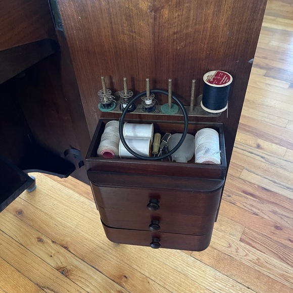 Sewing Machine - Picture 7 of 11